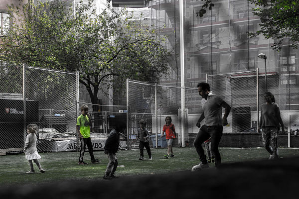 Família jogando futebol